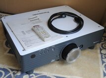 ☆【パナソニック / Panasonic DLP方式プロジェクター TH-D5500 】5000ルーメン リモコン・取引説明書付き P02294_画像1