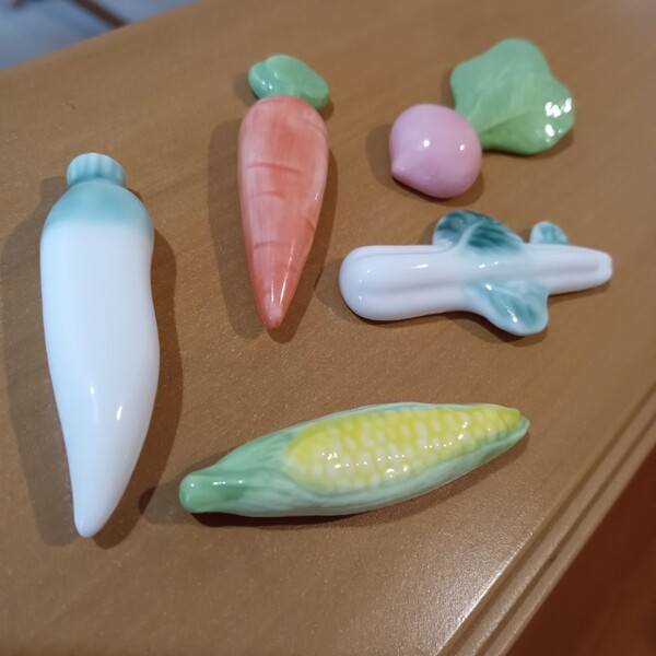 野菜 とうもろこし 白菜 にんじん 大根 赤大根 箸置き 和食器 陶器 可愛い ピカピカ 野菜5個セット 未使用品