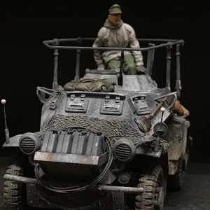 【完成品】タミヤMM.62 1/35　ドイツ無線指揮車フンクワーゲン　sd.kfz 223 ※フィギュア・偽装用灌木付き