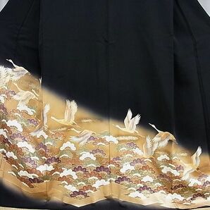 平和屋川間店■豪華黒留袖 駒刺繍 飛鶴松文 暈し染め 金彩 着丈164cm 裄丈64cm 正絹 逸品 B-ph7129の画像3