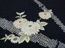 平和屋野田店■訪問着　絞り　刺繍　菊　黒地　金通し地　逸品　n-kg6210_画像4