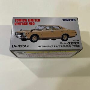 LV-N251a 日産グロリア 4ドアHT Fタイプ 2800SGL（ベージュ）76年式 （1/64スケール トミカリミテッドヴィンテージNEO 316619）