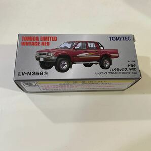 トミカリミテッドヴィンテージ トヨタ ハイラックス4WD ピックアップ ダブルキャブ SSR 91年式 LV-N256a 未開封品で、外箱に擦れ傷、ヨレ有の画像1