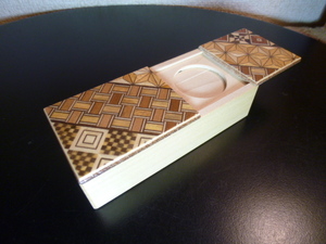 箱根寄木細工　伝統的工芸品　からくりコインBOX　新品・未使用・展示品