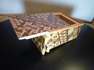 箱根寄木細工 伝統的工芸品 からくり秘密箱 ７回仕掛け　新品同様・展示品