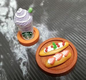 【ミニチュア】フルーツパン&スタバ風ドリンクセット　紫芋フラッペ風&ウッドカラートレイ