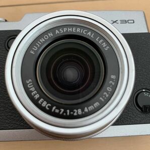 h001）FUJIFILM X30 Silver Compact Digital Camera シルバー コンパクトデジタルカメラ 富士フィルム 通電確認済 予備バッテリー 充電器の画像3