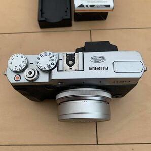 h001）FUJIFILM X30 Silver Compact Digital Camera シルバー コンパクトデジタルカメラ 富士フィルム 通電確認済 予備バッテリー 充電器の画像2