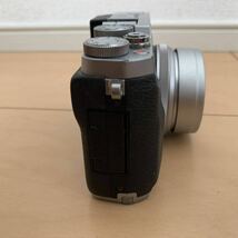 h001）FUJIFILM X30 Silver Compact Digital Camera シルバー コンパクトデジタルカメラ 富士フィルム 通電確認済 予備バッテリー 充電器_画像4