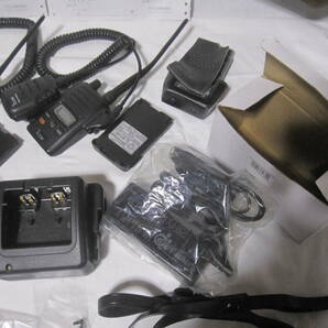 ICOM アイコム IC-UH401 トランシーバー ２台セット 充電器 取説 防水型スピーカーマイクロホン付 動作品 ②の画像3