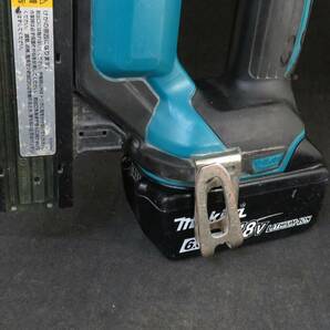 1円～ マキタ makita 18V 35mm 充電式面木釘打 FN350D バッテリ1個 BL1860B 動作品の画像3