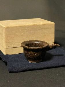 伝世の珍品です！江戸初期　古唐津　金石原窯系の手付き盃　迫力ある土味と釉に雅味！茶会席の寄せ盃に！うれしい無疵完品です！