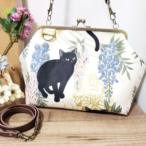 黒猫と藤の花 クリーム色 黒猫 上品 ネコ 猫 花 がまぐち 大きい ショルダー バッグ 3way 軽い 軽量 がま口 モダン 大人かわいい 手提げ 鞄