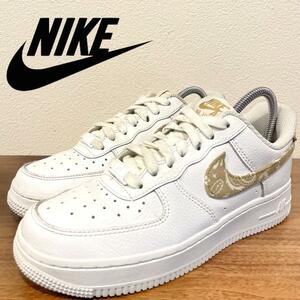 NIKE W AIR FORCE 1 '07 ESS WHITE ナイキ エア フォース ワン ホワイト バンダナ ペイズリー DJ9942-101 ローカットスニーカー 23cm