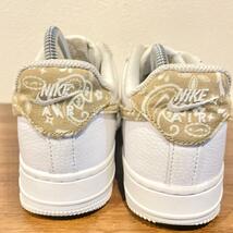 NIKE W AIR FORCE 1 '07 ESS WHITE ナイキ エア フォース ワン ホワイト バンダナ ペイズリー DJ9942-101 ローカットスニーカー 23cm_画像4