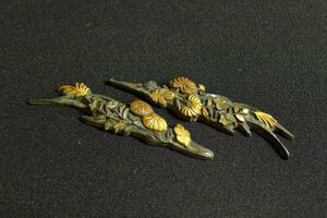 V281 【金象嵌 花柄目貫一対】 重さ15ｇ 日本刀時代刀装具/60