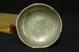 O1124 【弥生堂 古錫製 松月紋菓子器】 直径約17cm 重さ320g 菓子鉢 菓子皿/60