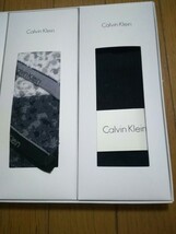 カルバン・クライン Calvin Klein　紳士靴下二足ハンドタオルセット　自宅保管品　靴下サイズ25ー27 黒地1足　濃いグレー1足_画像3