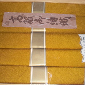 高級御紬織 日本の伝統と風土が生んだ最も由緒ある織物 優雅で高貴な金茶色 座布団カバー5枚セット 新品箱入りの画像2