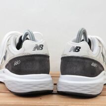 z541【880】ニューバランス US7.5 25.5cm/白 ホワイト 灰 グレー チャコール系 newbalance メンズ スニーカー 中古_画像4