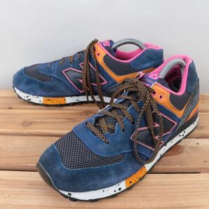 z717【574】ニューバランス US8 26.0cm/青 ブルー オレンジ 黒 ブラック ピンク系 newbalance メンズ スニーカー 中古の画像1