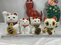 E5-070 猫雑貨 まとめ売り 招き猫 木製置物 リュック（中古）色紙 小銭入れ キーホルダー 漫画本はぐはぐ 他 ねこ ネコ 猫様 猫まみれ_画像3