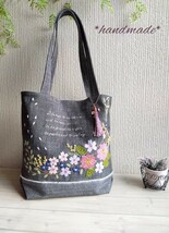 *＊春花の手刺繍*肩掛けバッグ*黒シャンブレー*桜のチャームとタッセル*ハンドメイド＊*_画像1