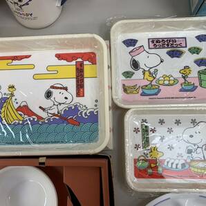 240328I スヌーピー Snoopy グッズ 大量 おまとめ セット BIGぬいぐるみ 食器 皿 グラス ポット ザル ピクニックセット ランチボックス の画像7