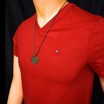 SALE 新品 定番 トミーヒルフィガー XSサイズ 赤 VネックTシャツ ワンポイント フラッグ刺繍 レッド TOMMY HILFIGER メンズ 正規品_画像2