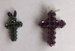 ビーズ　手作り　ペンダントトップ　十字架　２つ　紫と黒色