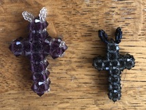 ビーズ　手作り　ペンダントトップ　十字架　２つ　紫と黒色_画像3