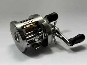 シマノ 03カルカッタコンクエストDC 左巻き ベイトリール SHIMANO RH461