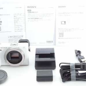 #B002 ★ショット数”１７０８”回！超美品！★ SONY α6000 ボディ ホワイト ILCE-6000 ソニーの画像1