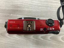 [3-47] 外観美品Canon キヤノン EOS M ボディレッド カメラ バッテリー有り_画像4