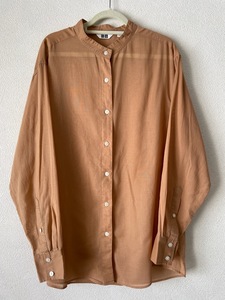 超美品【UNIQLO U/ユニクロ ユー】シアーバンドカラー長袖シャツ　ブラウン（M）433712