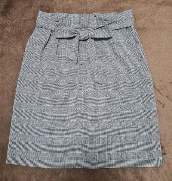 【BANANA REPUBLIC、未使用に近い】バナリパ チェックひざスカート 灰色 サイズ2