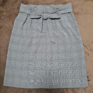 【BANANA REPUBLIC、未使用に近い】バナリパ　チェックひざスカート 灰色　サイズ２