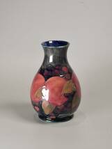 D美術　英国製　ムーア・クロフトMoorcroft　色絵果実紋飾壺　花瓶　サインあり　アンティーク　おしゃれ　西洋陶磁　時代物　美術品q509_画像2