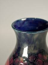 D美術　英国製　ムーア・クロフトMoorcroft　色絵果実紋飾壺　花瓶　サインあり　アンティーク　おしゃれ　西洋陶磁　時代物　美術品q509_画像6