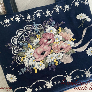 ハンドメイド◇手刺繍◇アネモネ マーガレット◇丸底 トートバッグ◇リネン100％◇ネイビー◇刺繍◇花の画像1