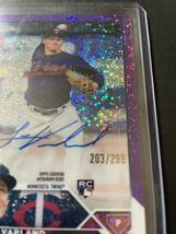 Louie Varland Topps Chrome Purple Speckle オンカードサインルーキーカード 203/299 MLB 2022/23_画像2