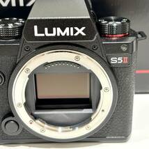 【AMT-10017】Panasonic LUMIX S5 カメラ パナソニック 一眼 フルサイズミラーレス 付属品箱付き DC-S5M2W ルミックス ダブルレンズキット_画像3