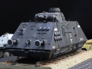 1/35 ドイツ軍装甲列車 ドライジーネ 75㎜砲搭載砲兵戦闘車　レール道床ベース付き（長さ20ｃｍ×幅11ｃｍ） 制作完成品