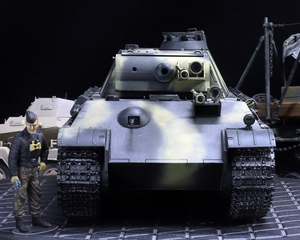 1/35 ドイツ軍 パンター中戦車（最終型）夜間戦闘用試作車輛フィギュア付き 制作完成品