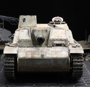 1/35 ドイツ軍 Ⅲ号突撃砲F８型「304号車」短砲身105ｍｍ榴弾砲装備・冬季仕様（内部造作Ver） 制作完成品