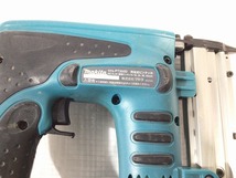 ☆中古品☆makita マキタ 14.4V 充電式ピンタッカ PT350D 本体のみ ピンネイラ 84900_画像10