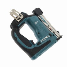 ☆比較的綺麗☆makita マキタ 14.4V 充電式タッカー ST420D 本体のみ ステープル幅4mm 長さ10～22mm コードレスタッカー 86185_画像4