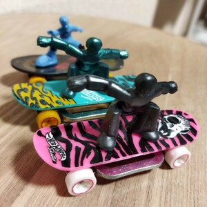 ホットウィール HOTWHEELS 【3台セット】Skate Brigade / Skate Grom ブルー / ピンク 開封品