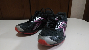 Reebok　リーボック　女性用スニーカー　23.5cm 中古