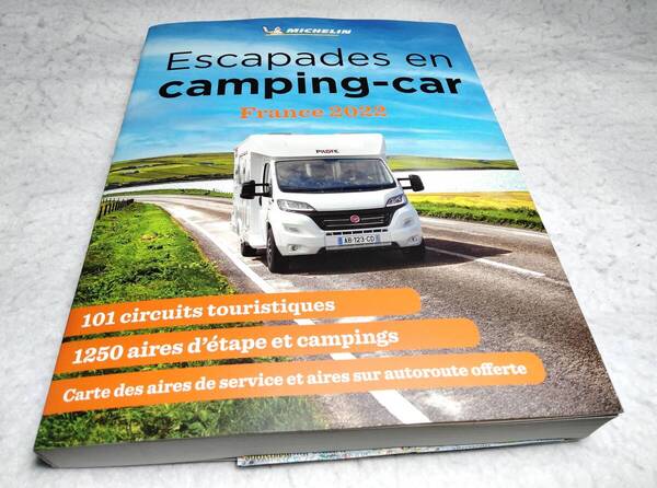 <洋書>ミシュラン・キャンピングカー・ガイド フランス2022『Escapades en camping-car France 2022』フランスのキャンピングカーでの旅